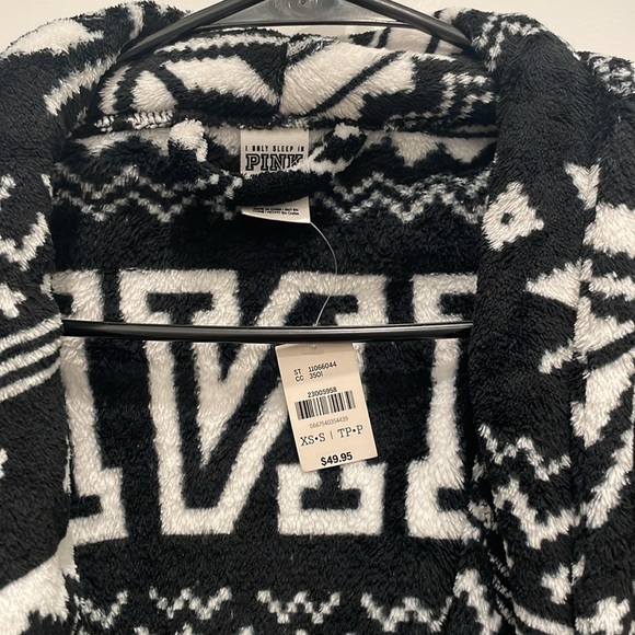 NWT Pink super soft and comfy black and white pattern short robe xs-s - Picture 3 of 6